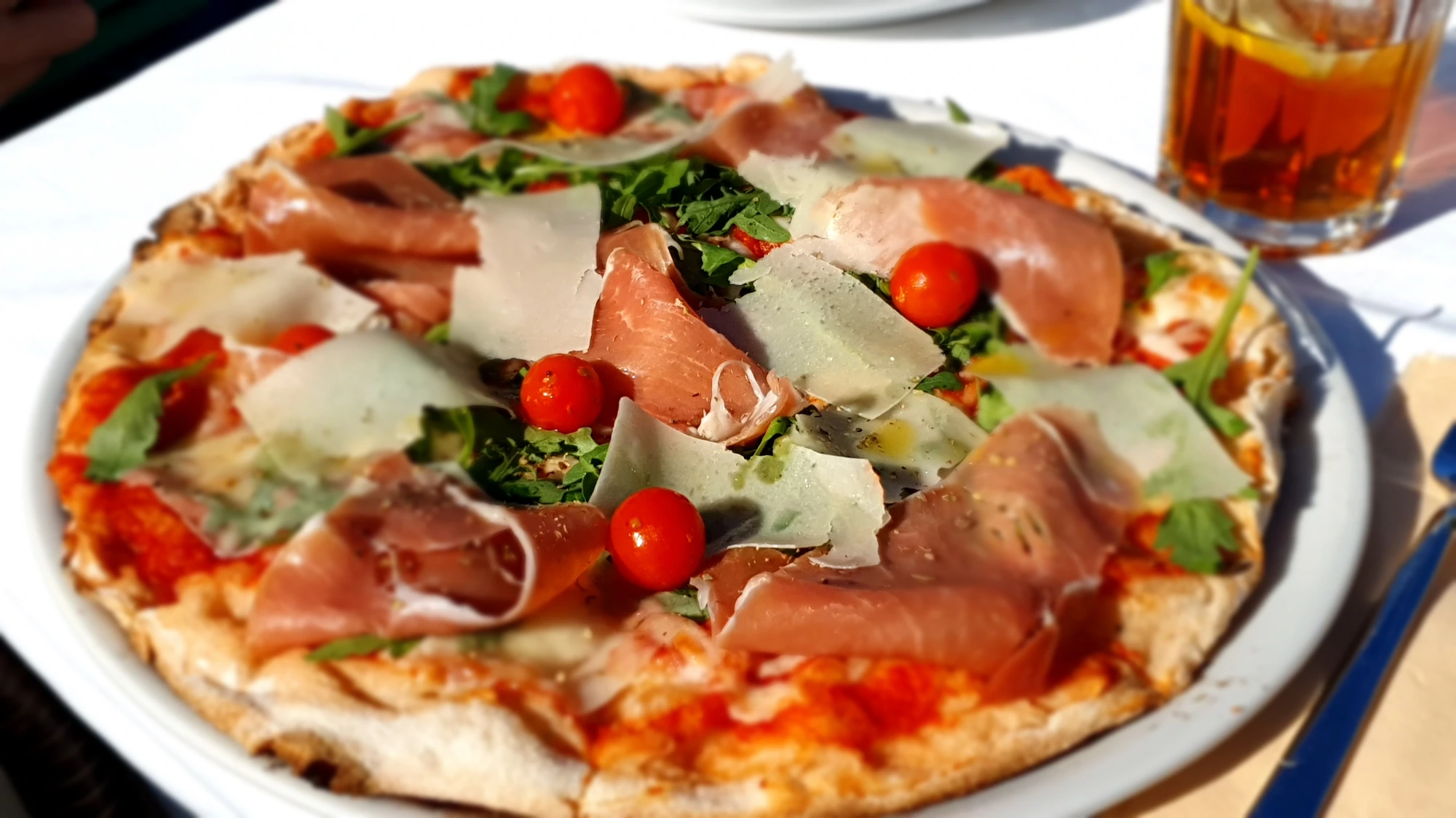 Pizza Rúcula con jamón de Parma y lascas de parmesano