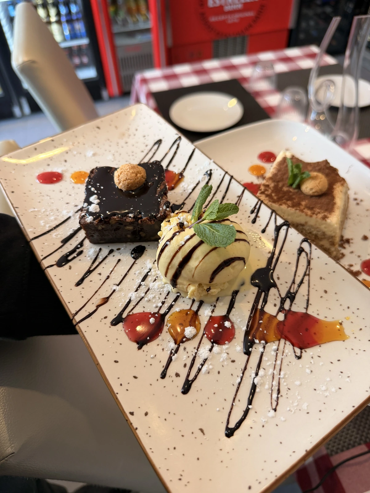 Brownie casero con helado y tiramisú